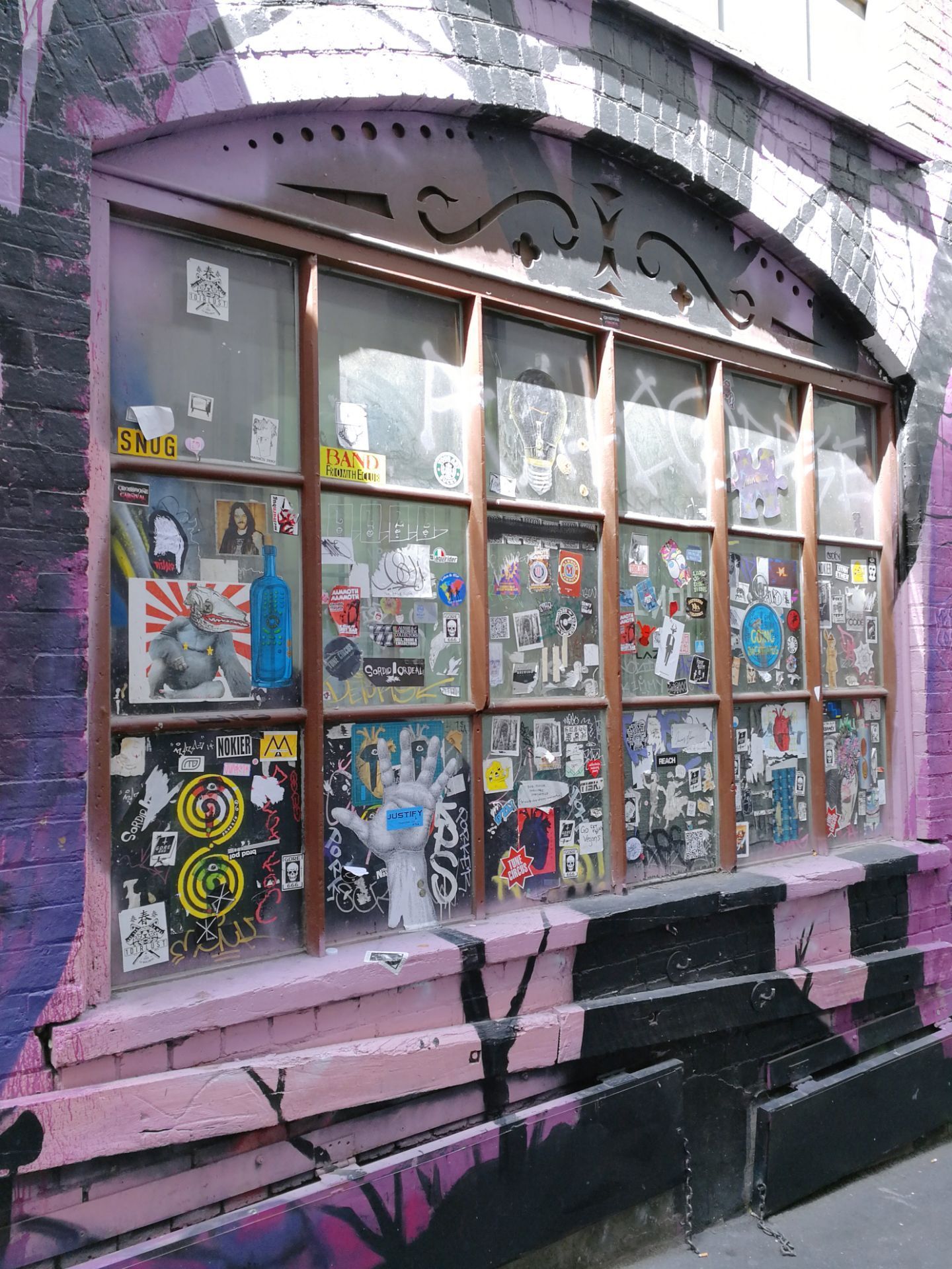 又或者如以色列和巴勒斯坦之间著名的隔离墙整墙整墙那种很压抑的感觉