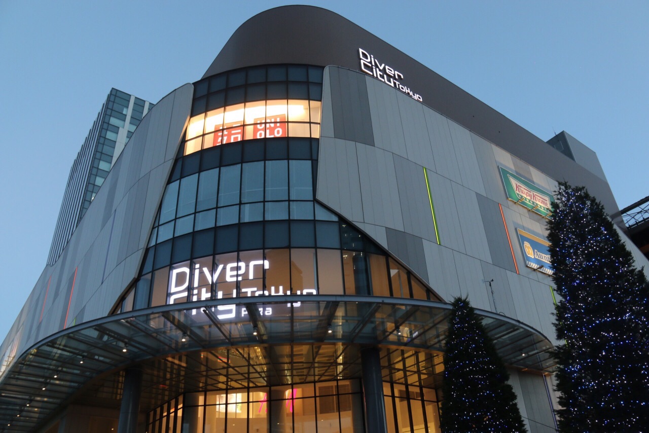 diver city是大型购物中心,有个高达咖啡和高达广场,有机动战士高达的