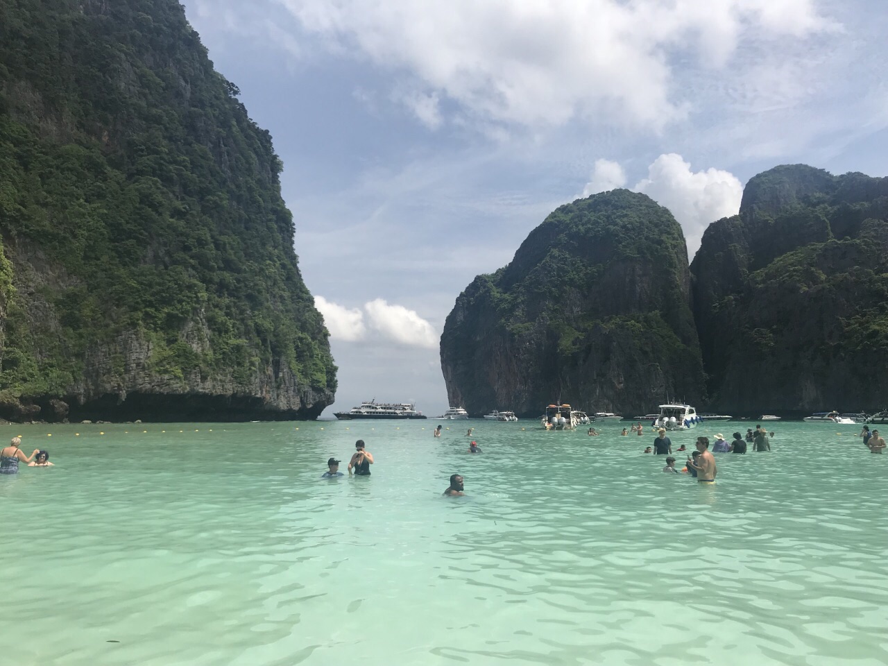 情人沙灘在皮皮島,要坐快艇過去,海水很清澈沙灘又白又細膩,赤腳踩在