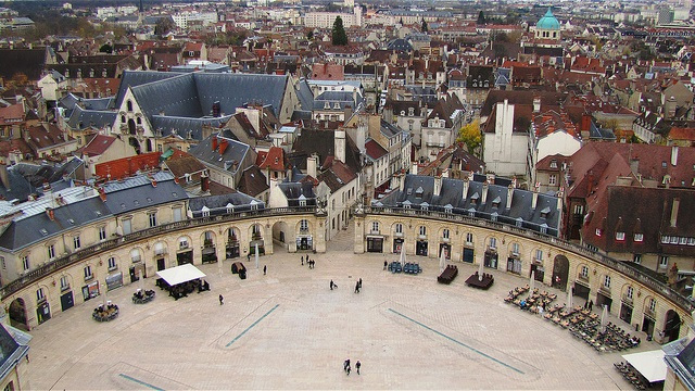 【携程攻略】第戎自由广场景点,公爵宫前就是半圆形的placedelalib&