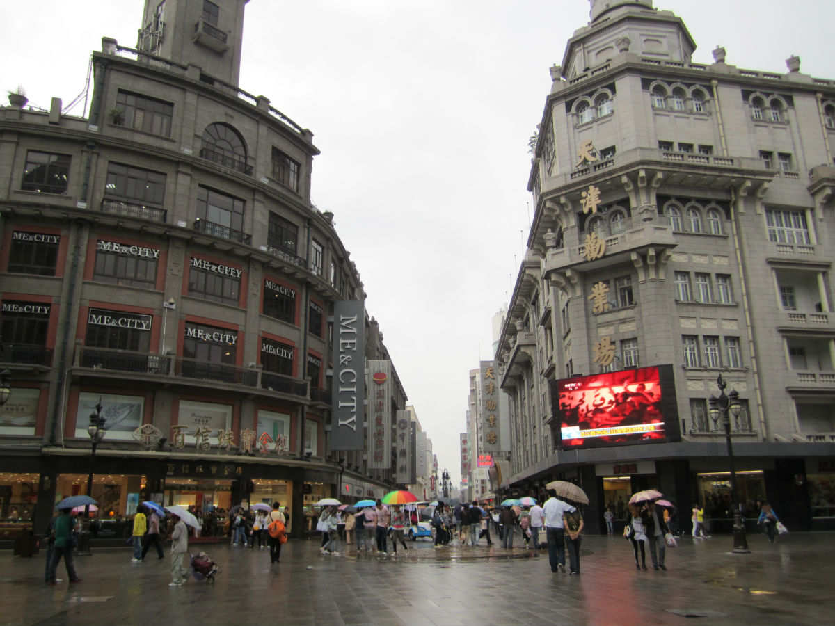 分两段建成,其中张自忠路至大沽路一段,建于1886年;大沽路至南京路一