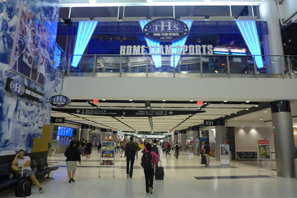 在休斯顿倒飞机已经好几次了,在通过的这几个国际机场里面,休斯顿可