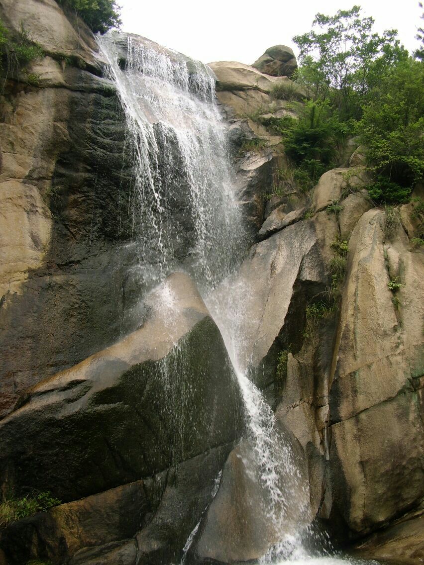 木兰古门风景区位于锦里沟景区前面不远处