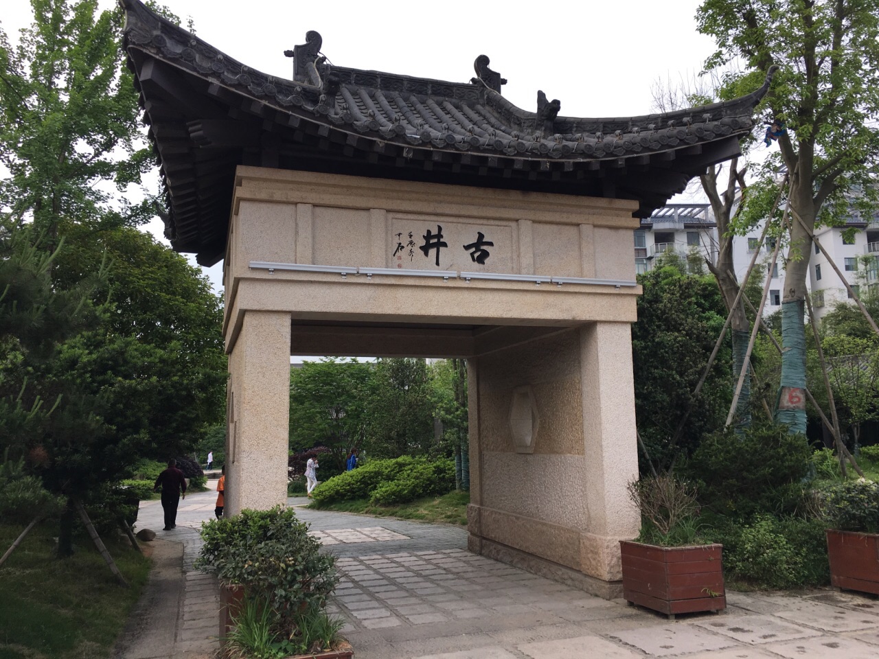 招呼我们来玩,镇上看到了这口古井如今还在冒烟,底