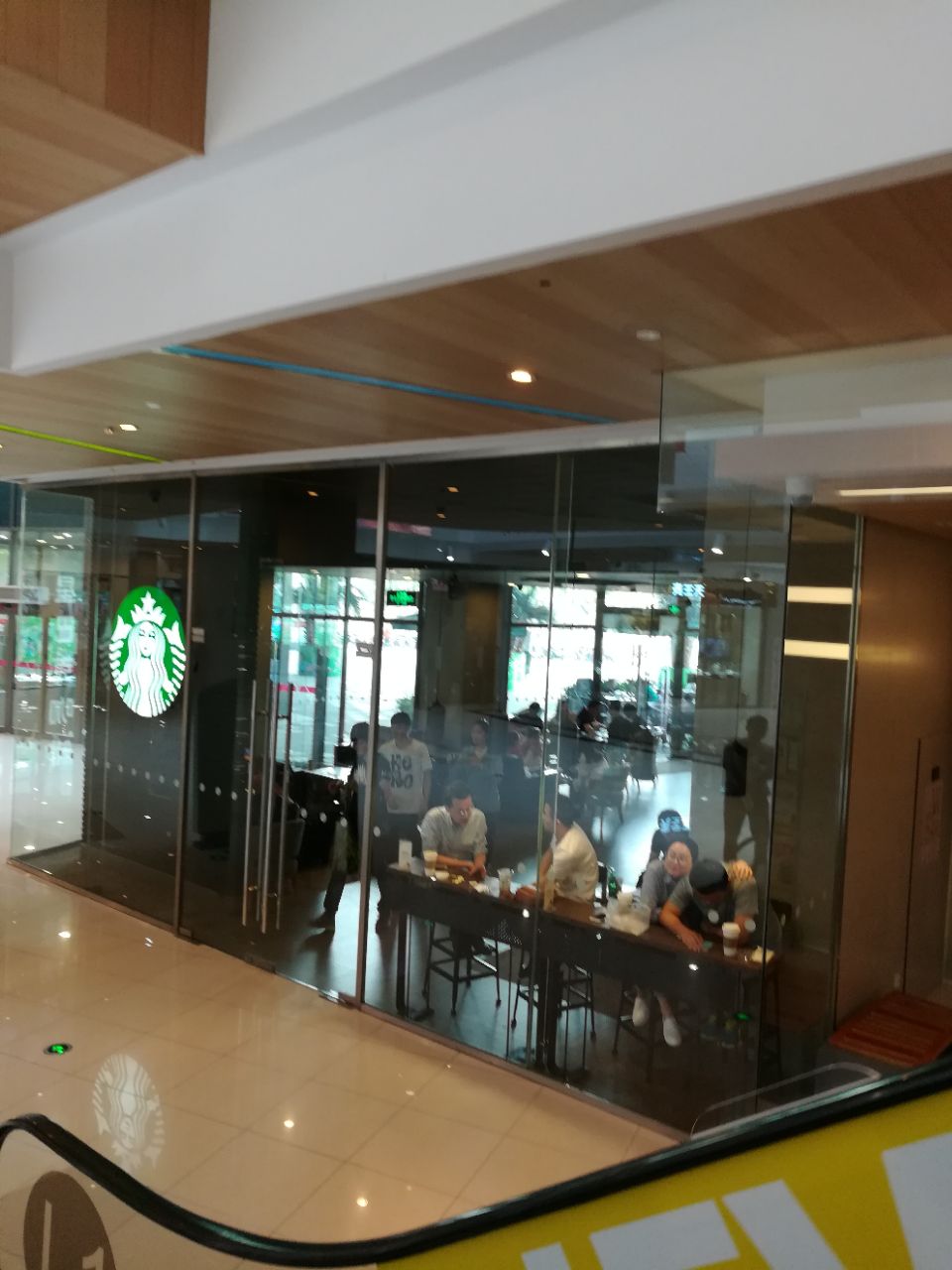 2022星巴克(宁波高鑫广场店)美食餐厅,.门旁边)因为这里人流比较.