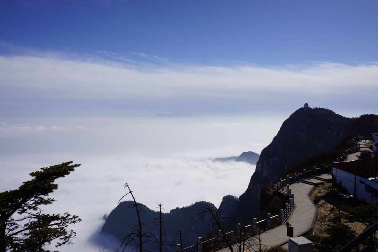 從成都去峨眉山最佳的方式是坐動車,出站就有景區大巴直接上雷洞坪