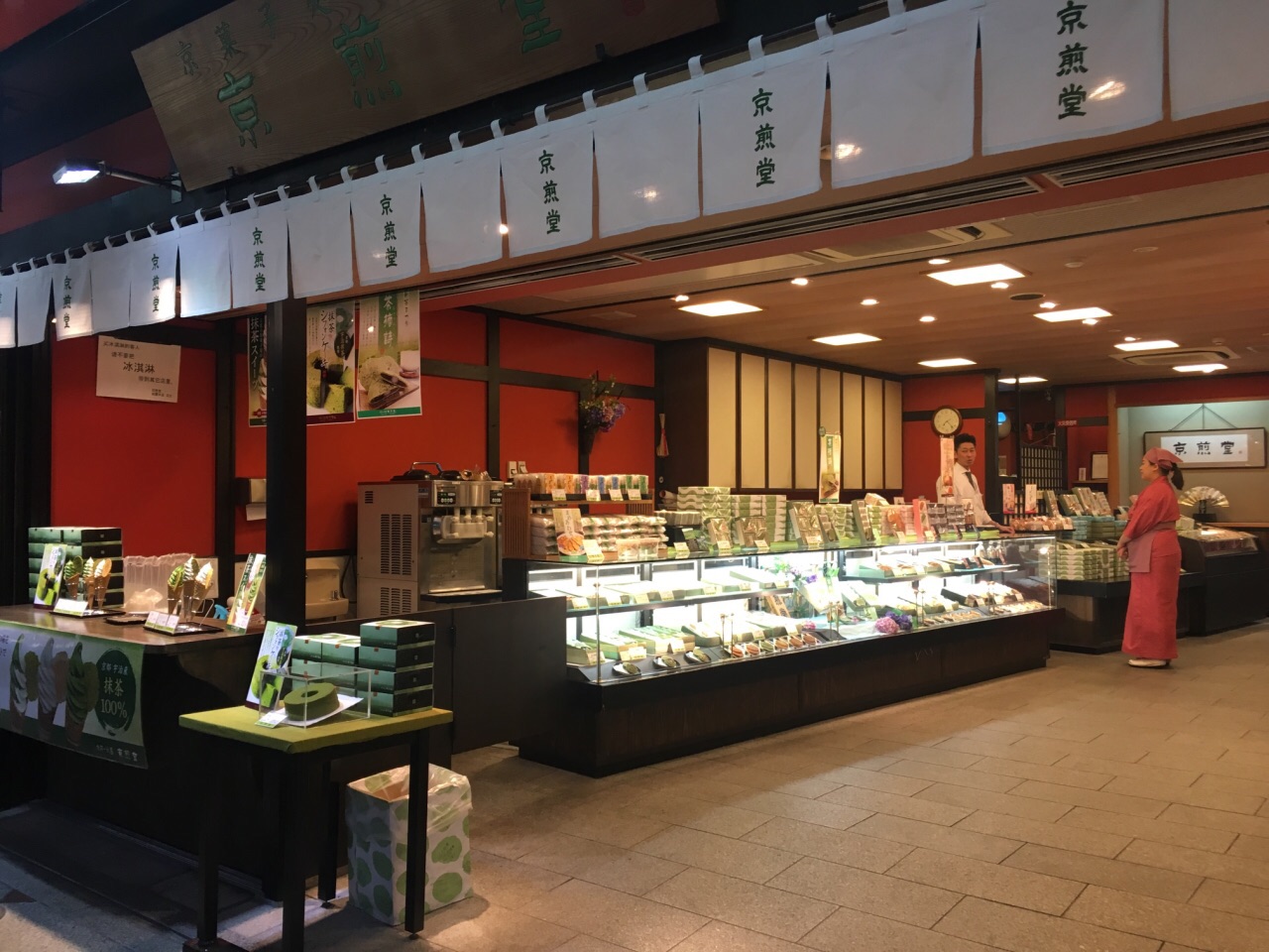 一路上各种有意思的日式小店,沿着左边走着走着偶遇