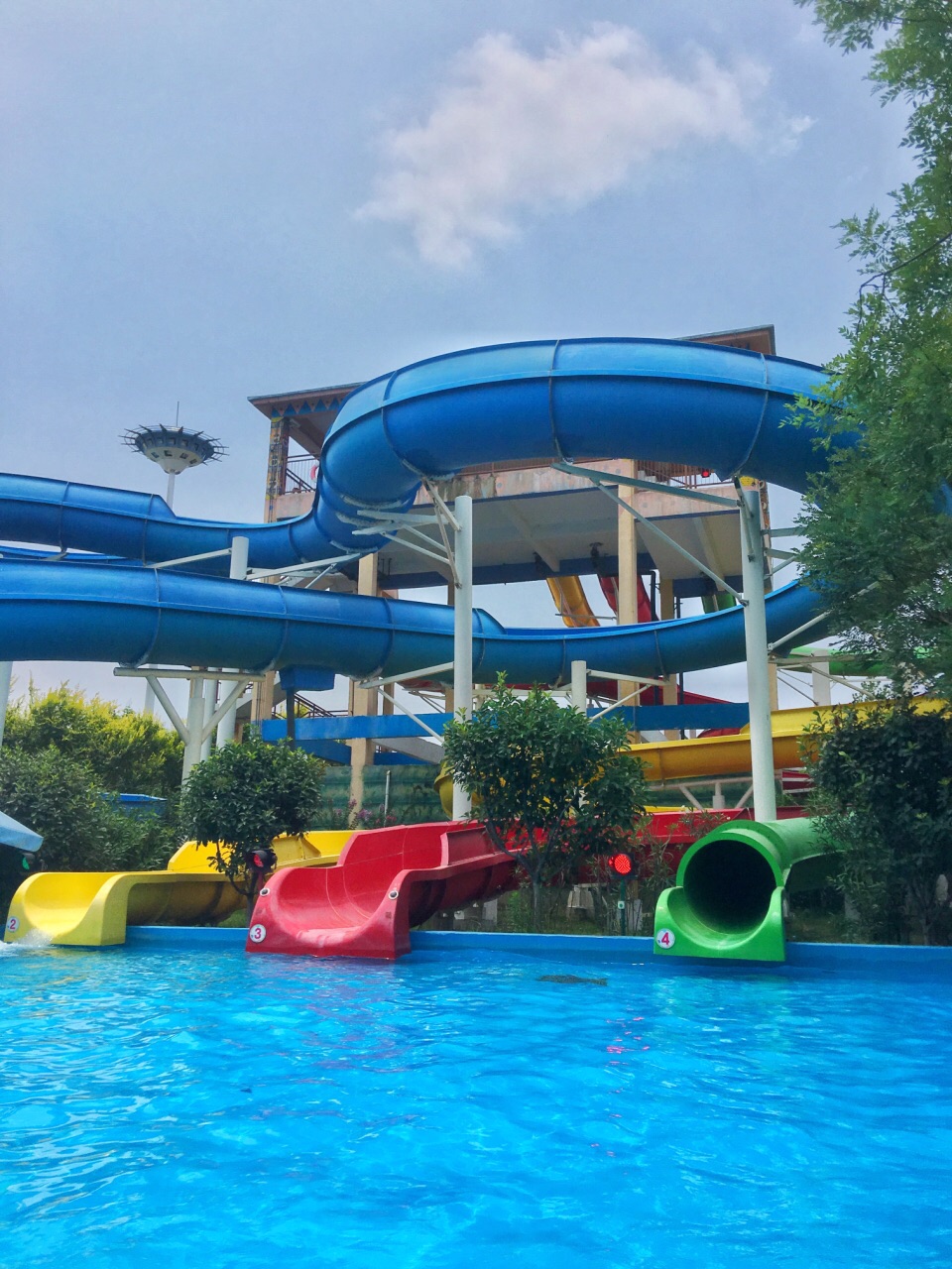 郑州郑州方特水上乐园景点,景区开车去也比较方便,紧邻方特欢乐世界