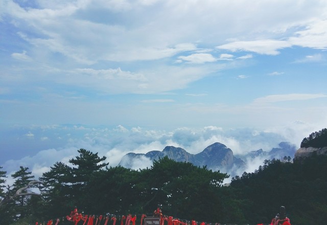 西頂落雁峰,即南峰極頂,是遊客可以到達的最高點.