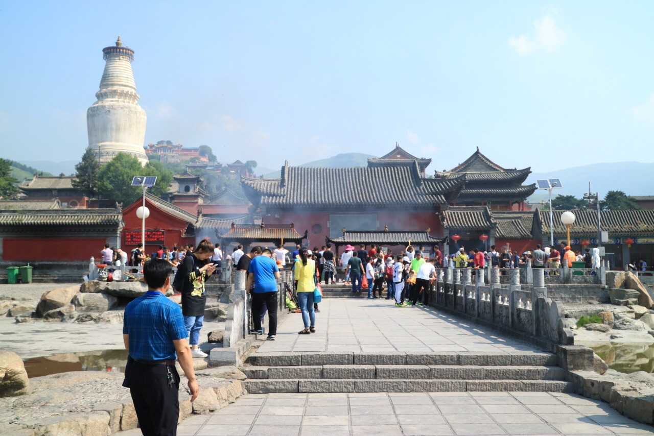 五台山至少需要三天时间,游人如住县城,第一天可乘汽车北上参观尊胜寺