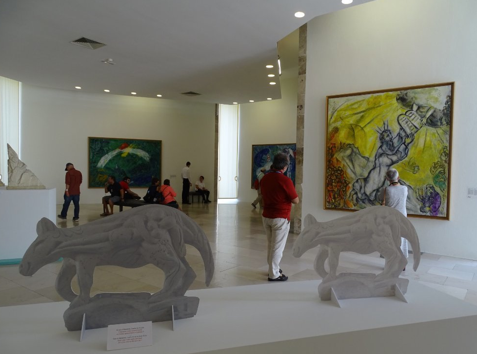 夏加尔美术馆有圣经主题工作的展览,作品是由艺术家自己组装和安装的