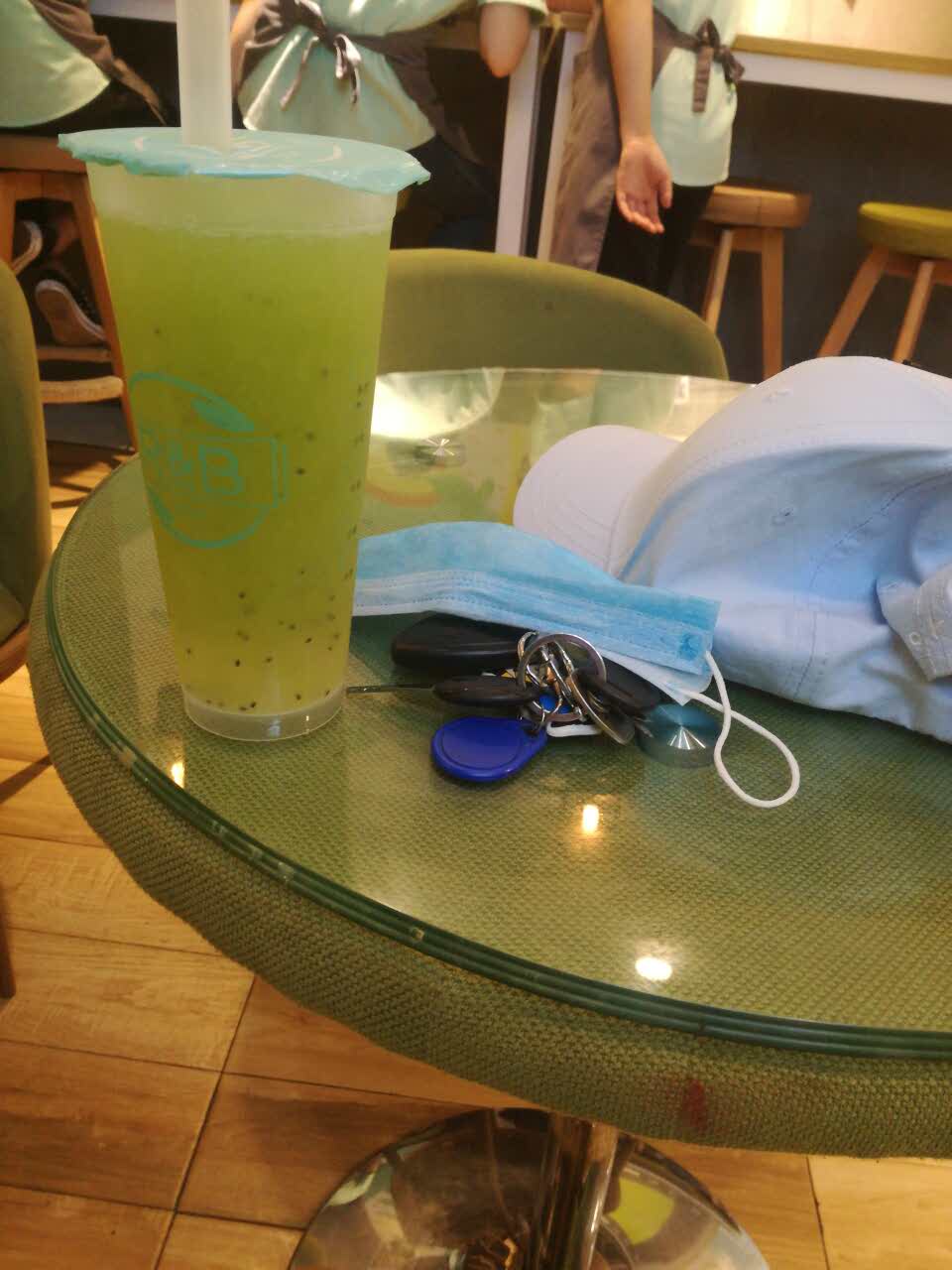 推荐  店员做奶茶挺快的  人少时不需要等的可以坐在里面喝奶茶玩手机