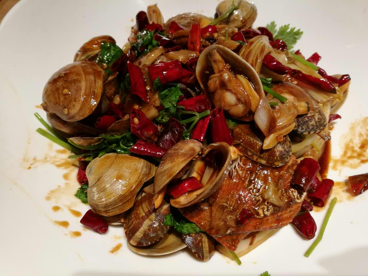 路过很多次,第一次进来吃,点了两个面,一个辣炒杂贝,结果都很好吃!