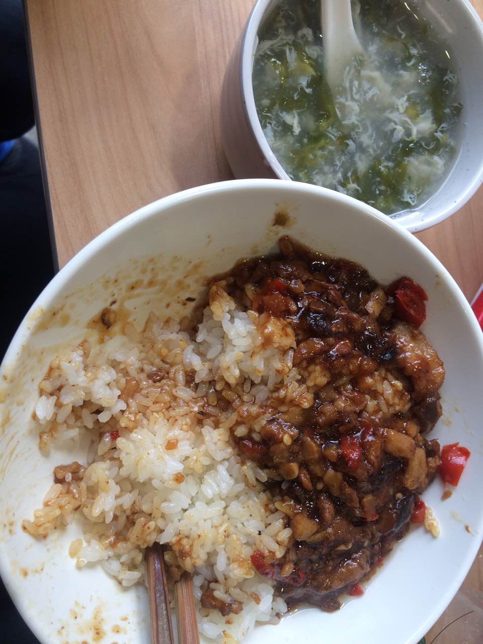 香菇卤肉饭超级难吃,吃了一口就吃不下去了.
