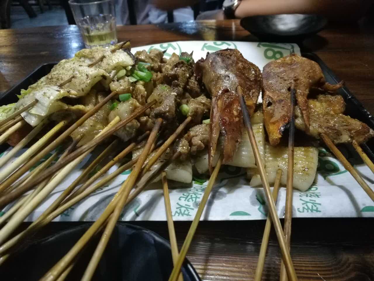 羊排,羊腰特别推荐.每次来必点.其它味道也敲好.夏天必选宵夜圣地