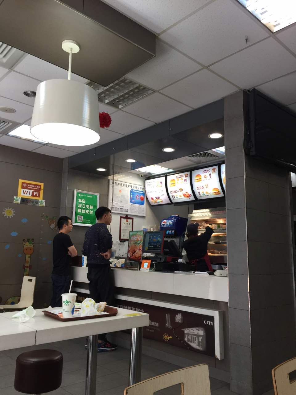 2022华莱士·炸鸡汉堡(台州府店)美食餐厅,环境整洁干净,服务人员态度