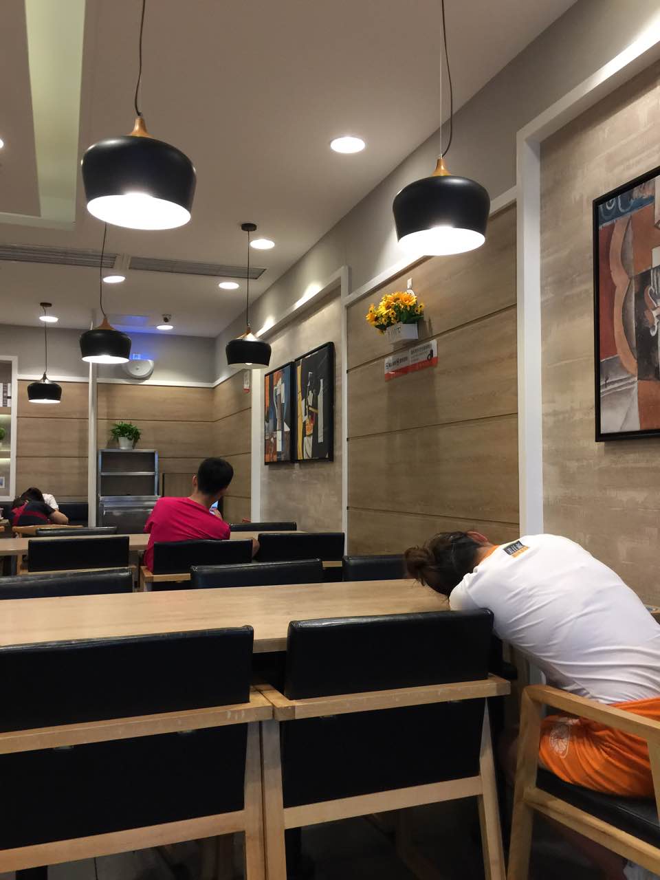 就看到收银台出口对面的魏家凉皮了,魏家都是统一的装修风格看起来