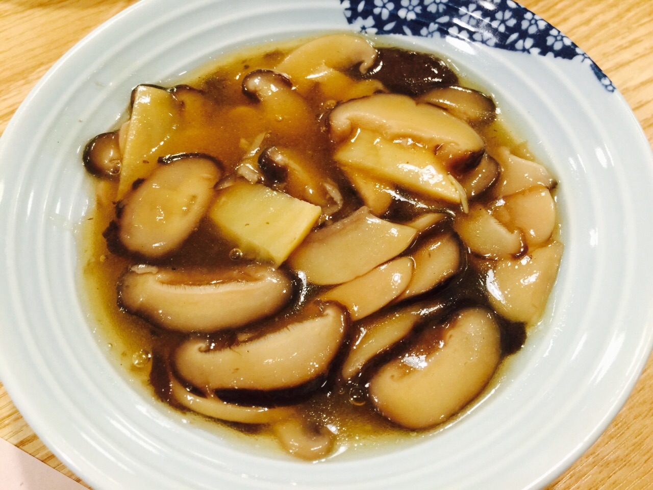 店内布置清雅,去的时候客人不多,在enjoy上预先团的餐,选了素三鲜面