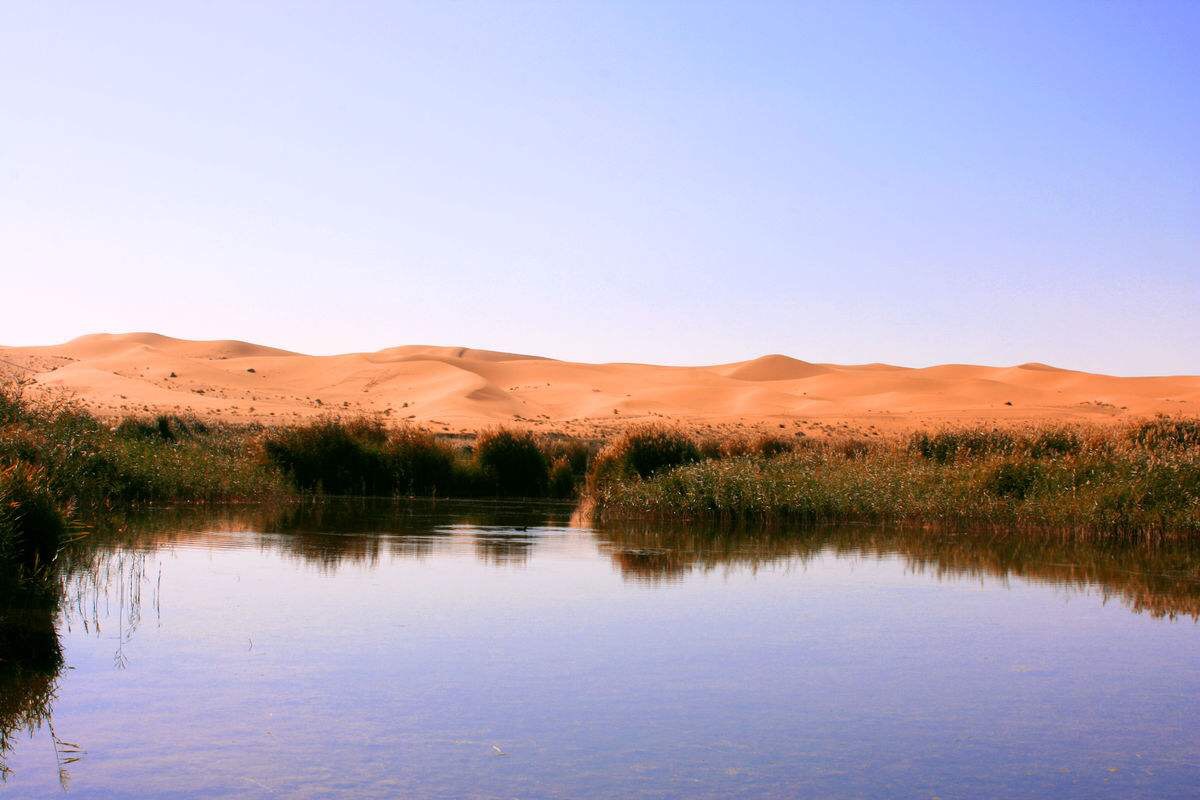 沙漠里的月亮湖图片