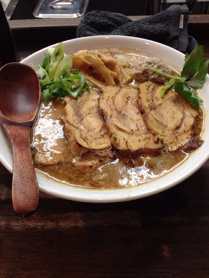 鸡白汤鱼介スープという最近流行りの组み合わせだが鱼介よりも若干鸡