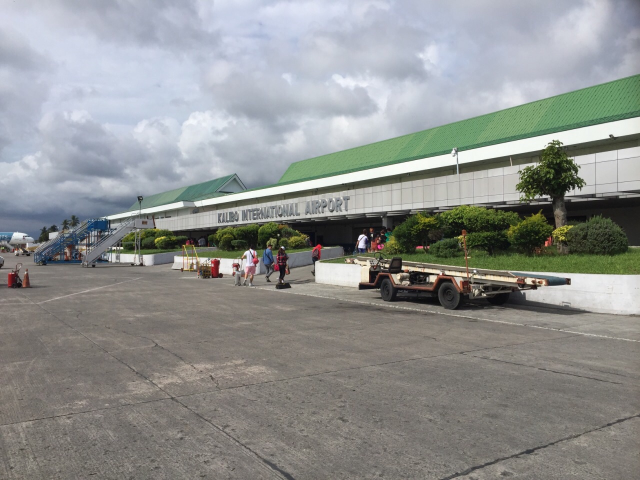 长滩地区有两个机场,因为是菲律宾航空从马尼拉过来所以降落在卡利博