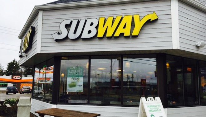 subway restaurant 直线距离12.9km