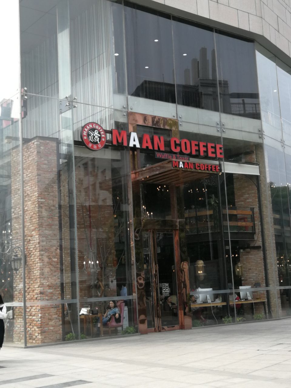 这家漫咖啡的人很多楼上楼下都坐满人前台下单的服务员态度很一般没