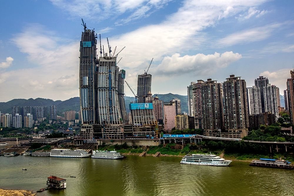 并在渝中半岛通过连接隧道与东水门长江大桥北岸桥台相接,为跨江公路