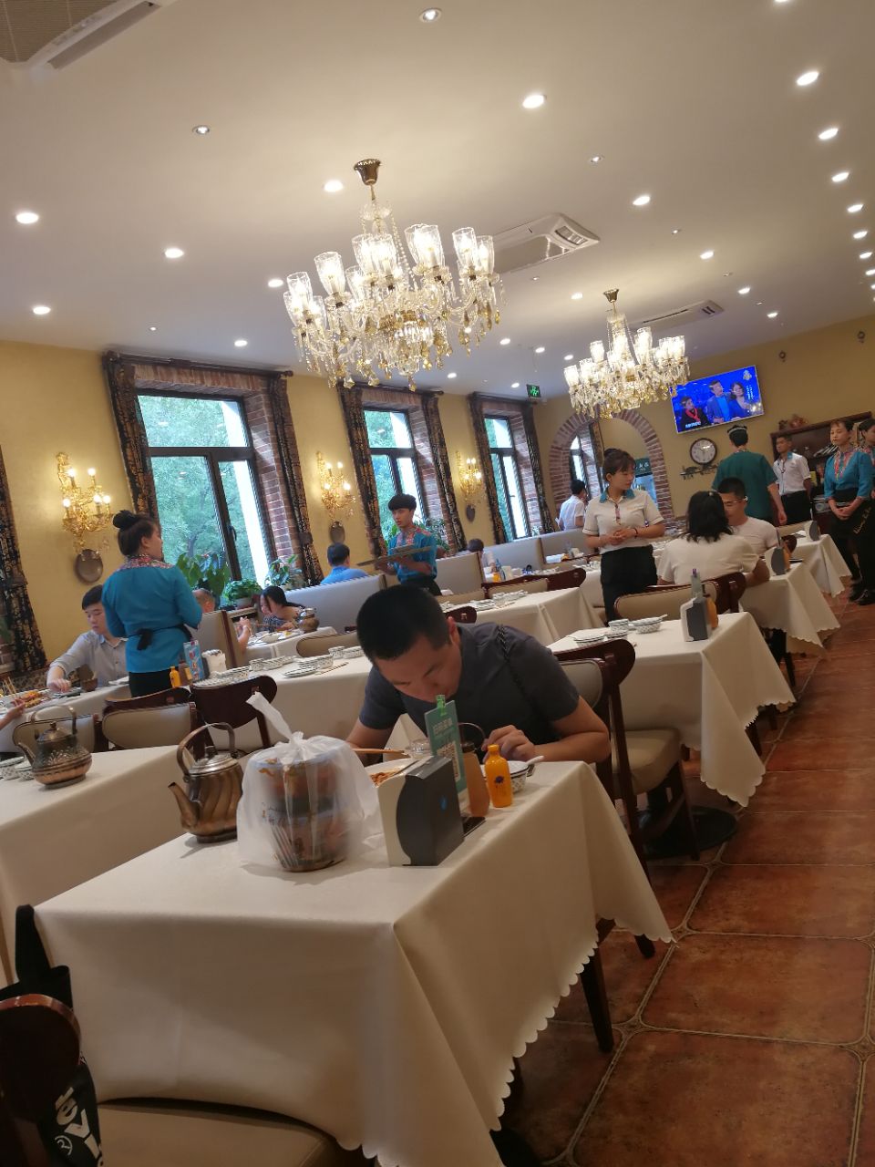 巴依老爷是新疆特色美食餐厅羊肉串是特色中的特色红柳肉串味道很好