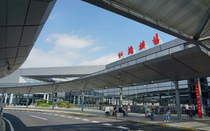 如果出发和回程都是在浦东t2机场,可是航班因天气原因备降虹桥,那寄存