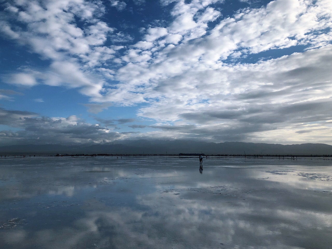 【攜程攻略】海西茶卡鹽湖景點,人是真心多,天氣好來就特別美,在去的