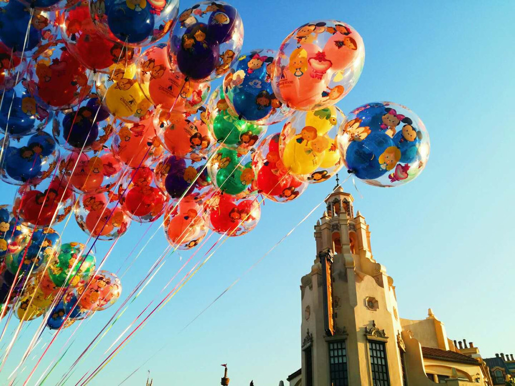 上海迪士尼彩色气球与唯美建筑