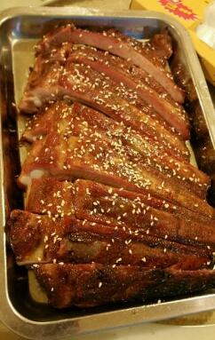 大树头烧鸡我系叫佢斩件上嘅但系佢赚到非常之大嚿一只鸡斩咗应该唔