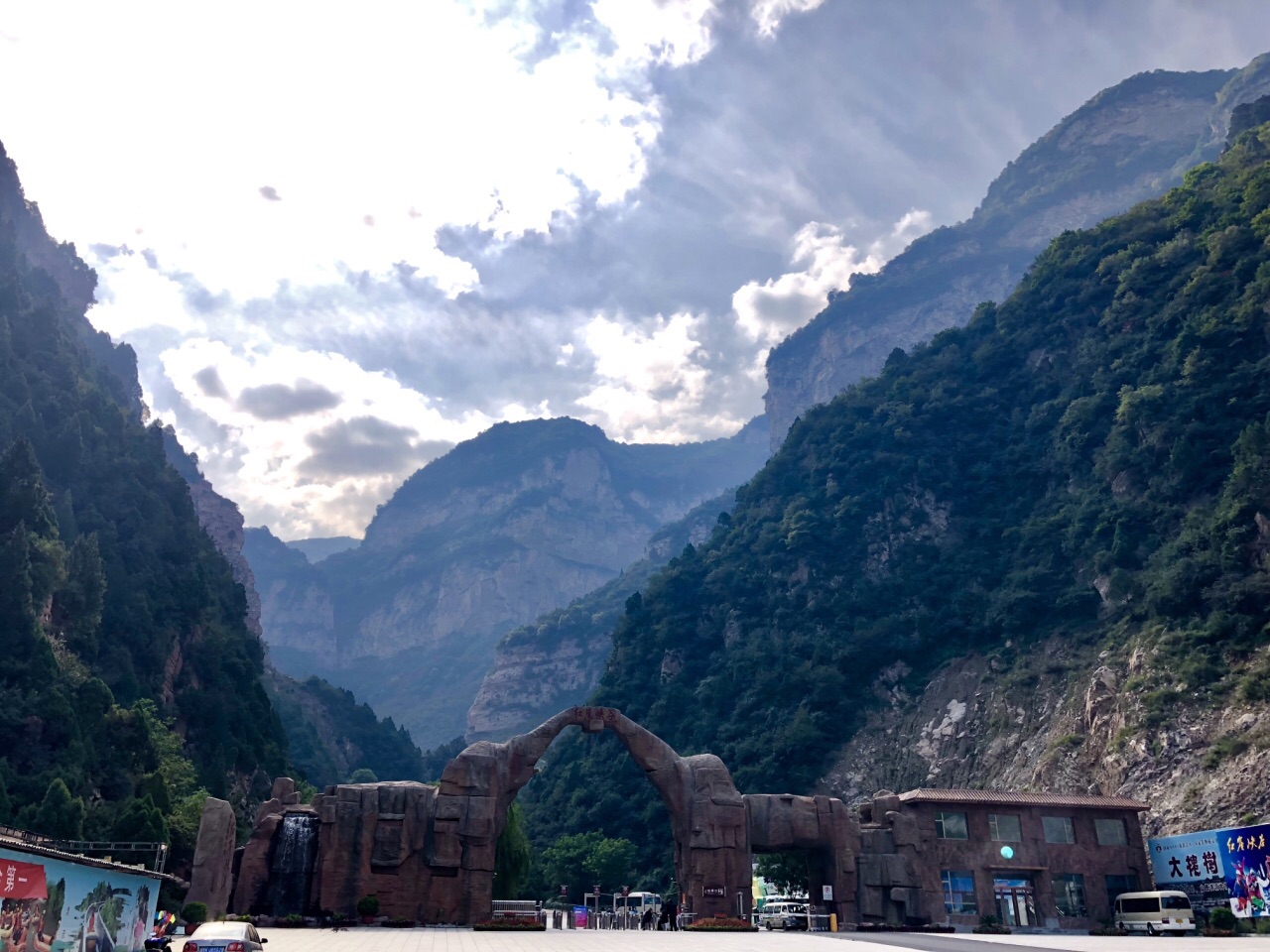 【携程攻略】灵石红崖峡谷景点,七八月来刚合适,现在的草甸子有些枯了