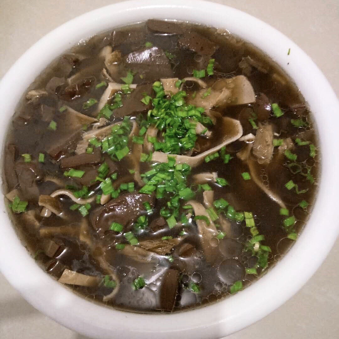 羊肚汤也是必点的招牌之一羊汤非常好喝一点也没有羊骚气热热的非常暖