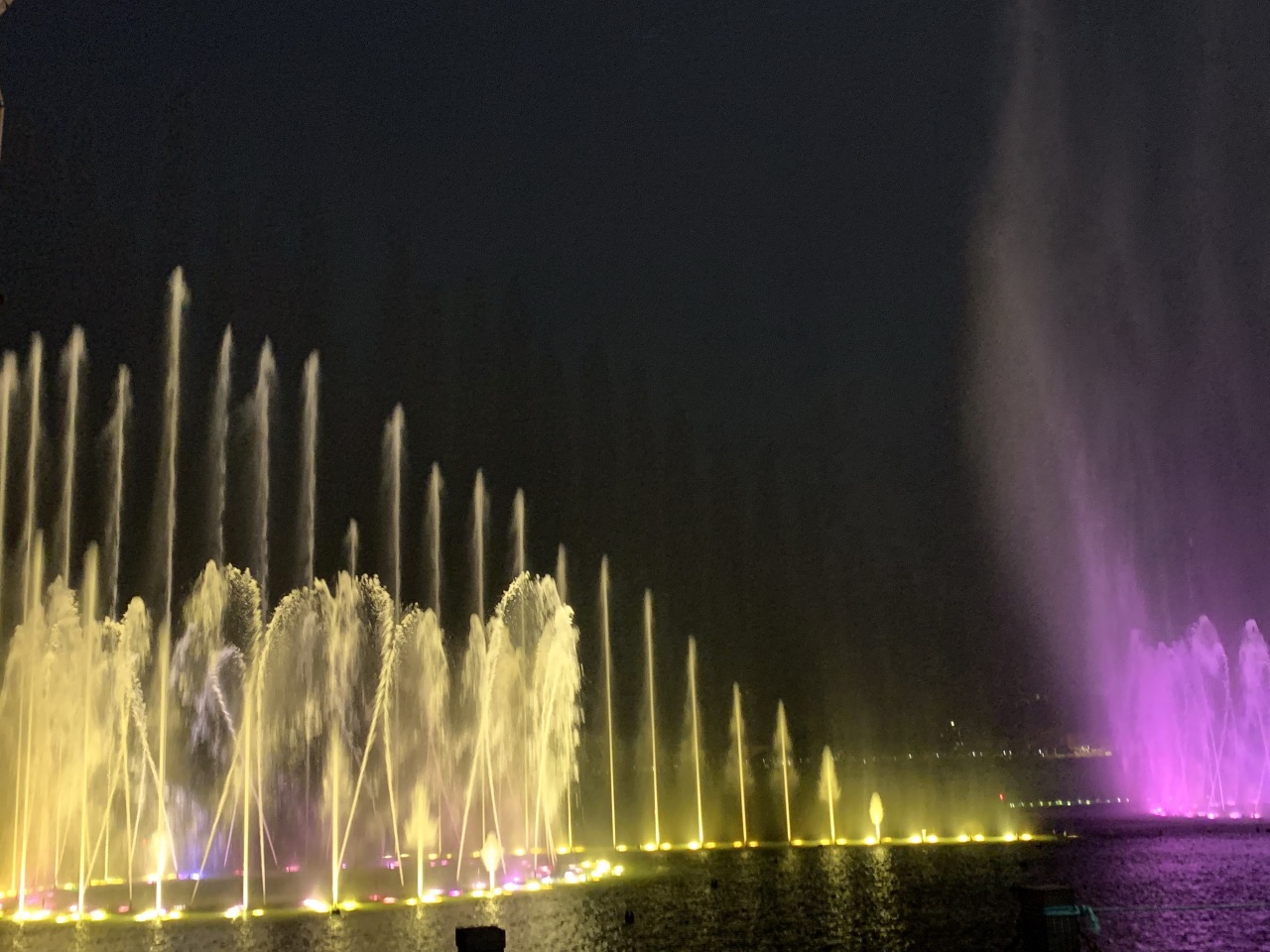 2022亚洲第一高喷泉游玩攻略,一般在晚上8点开始喷泉表演，...【去哪儿攻略】