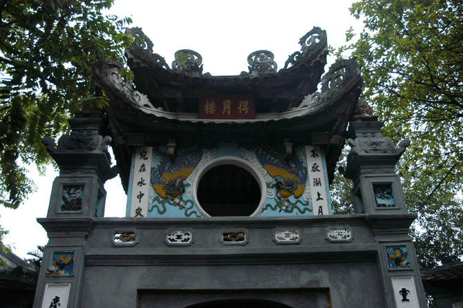 玉山寺与湖边之间用一座红包的桥相连很多游客在这里拍照玉山寺离供奉