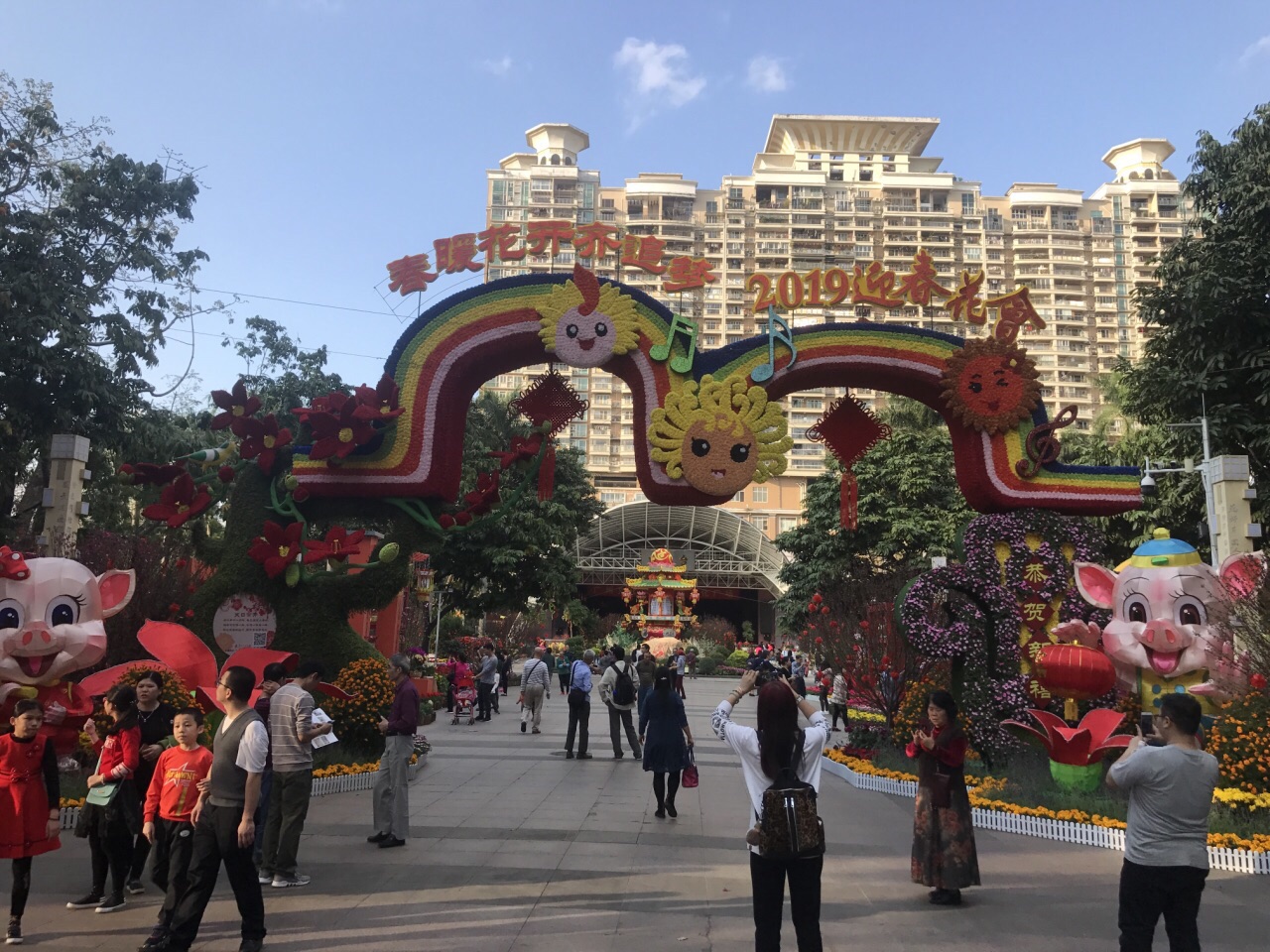 广州花街是每年廿八至年三十,文化公园迎春花会应一直到十五.