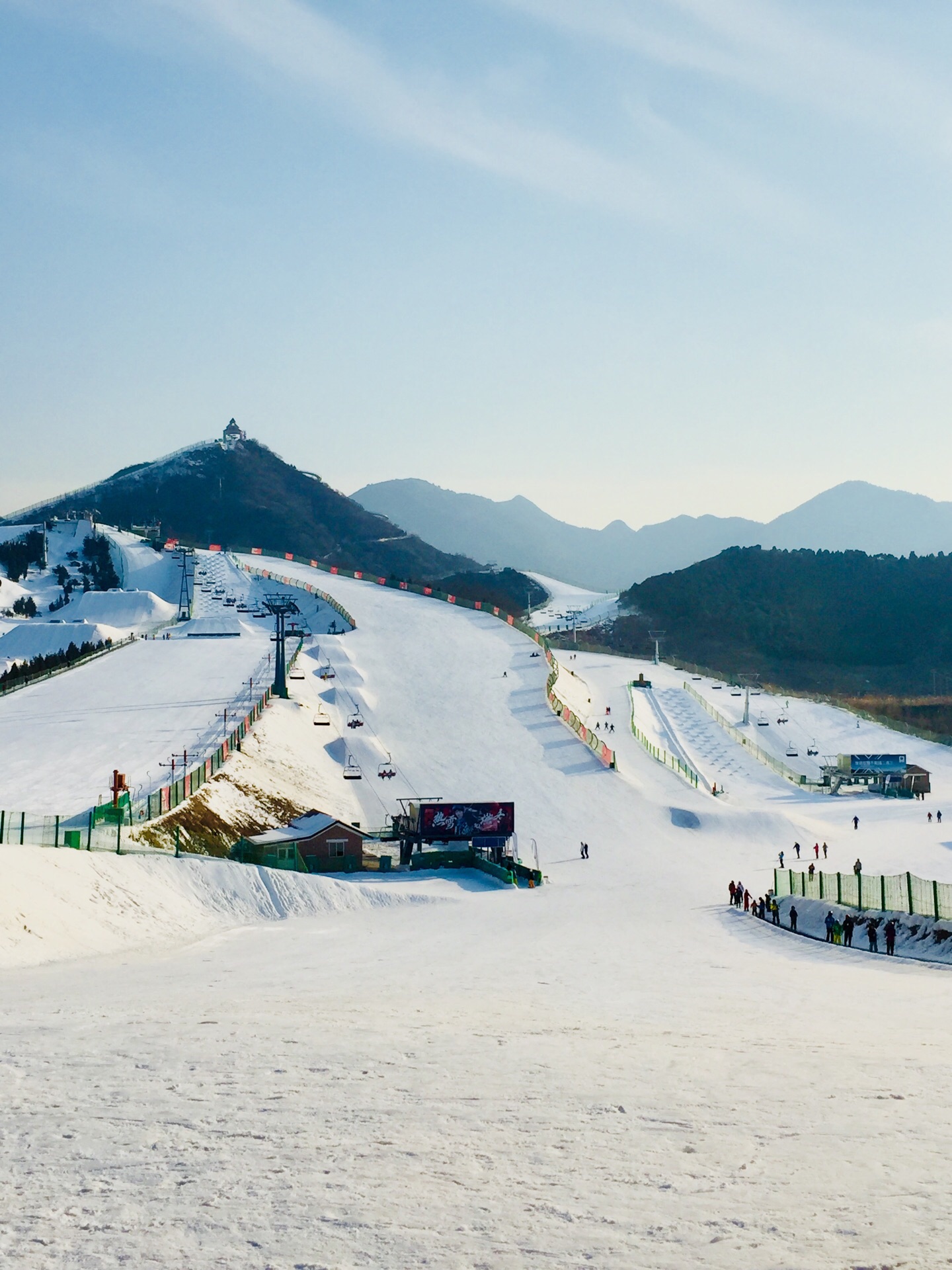 航拍梅花山国际滑雪场 蜿蜒如银龙盘山而起