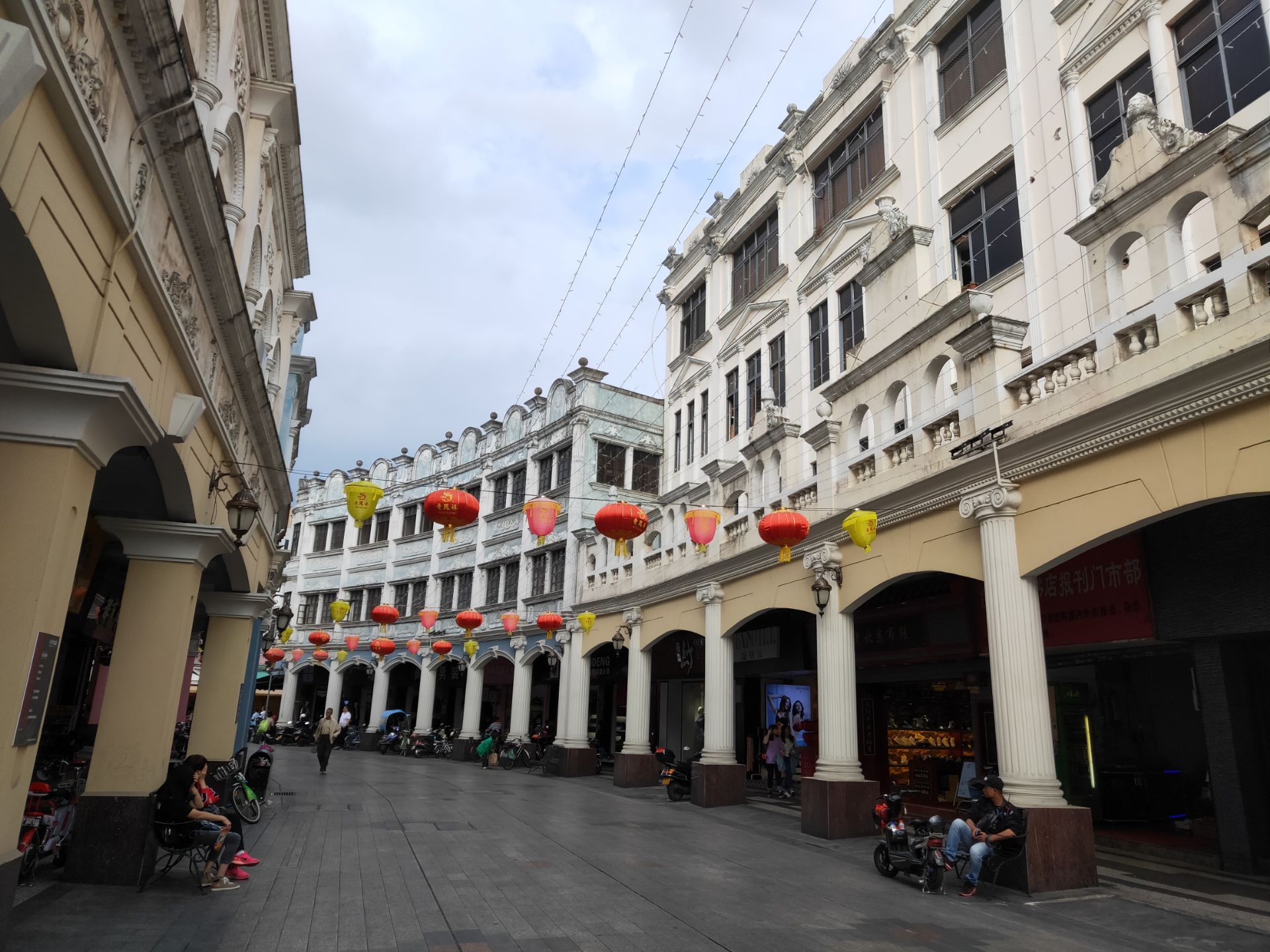 萍乡步行街 | 这个地方貌似还有点人文气息。不过吃吃喝喝的地方也没人在乎。 | Allen Xigua | Flickr
