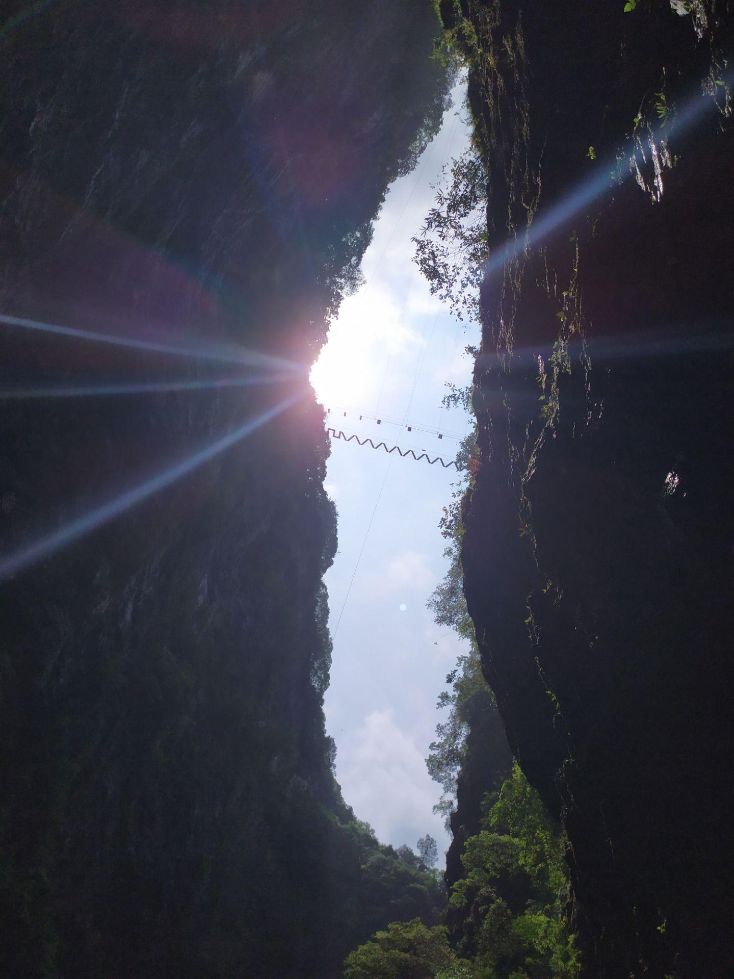 猴耳天坑风景区