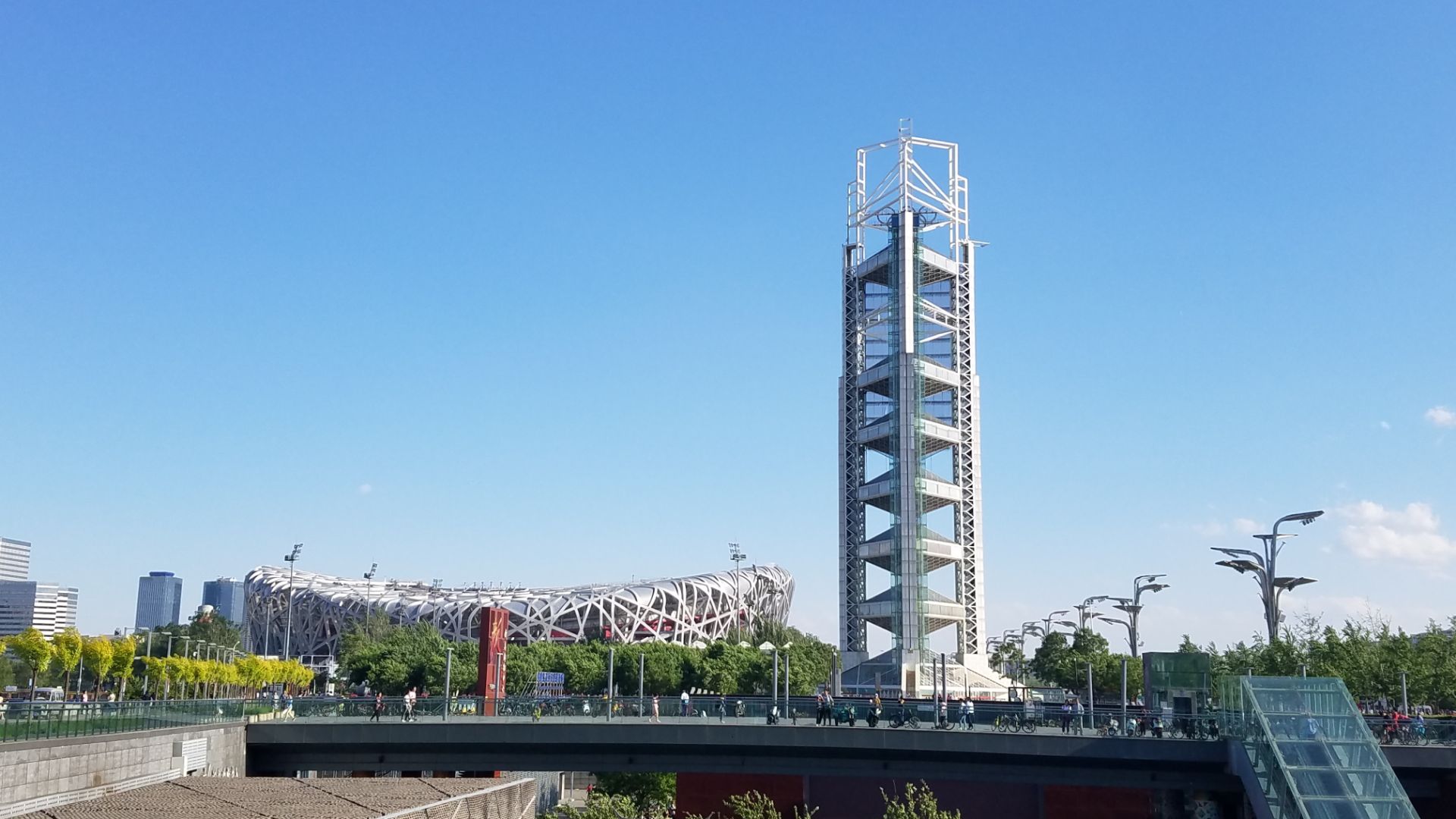 作为奥林匹克公园中的最高建筑,132米的玲珑塔也是整个奥运工程的