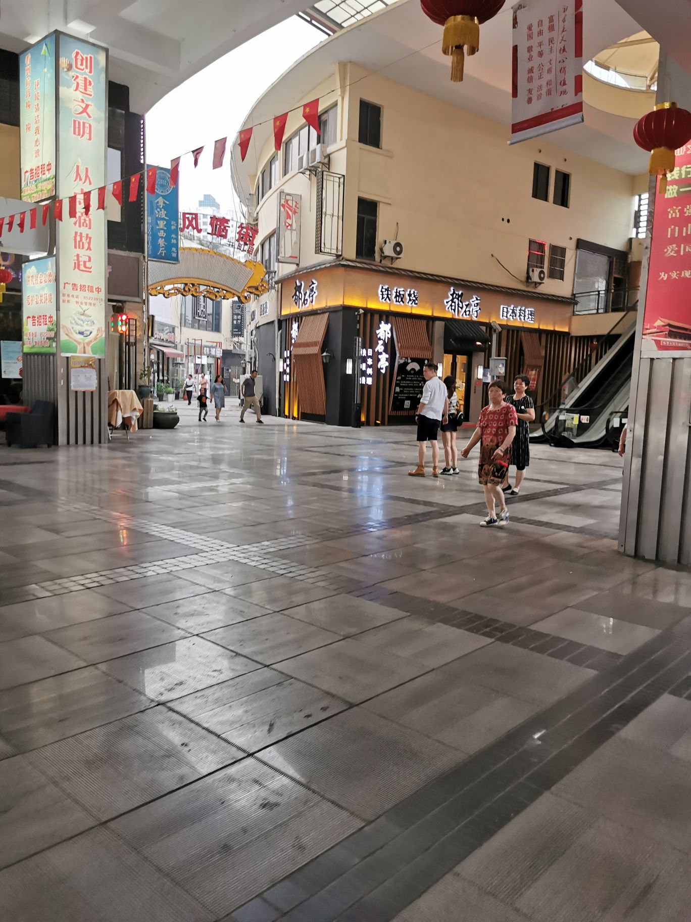 新地假日广场位于无锡新区行政审批中心这,很大很现代的假日广场,主要