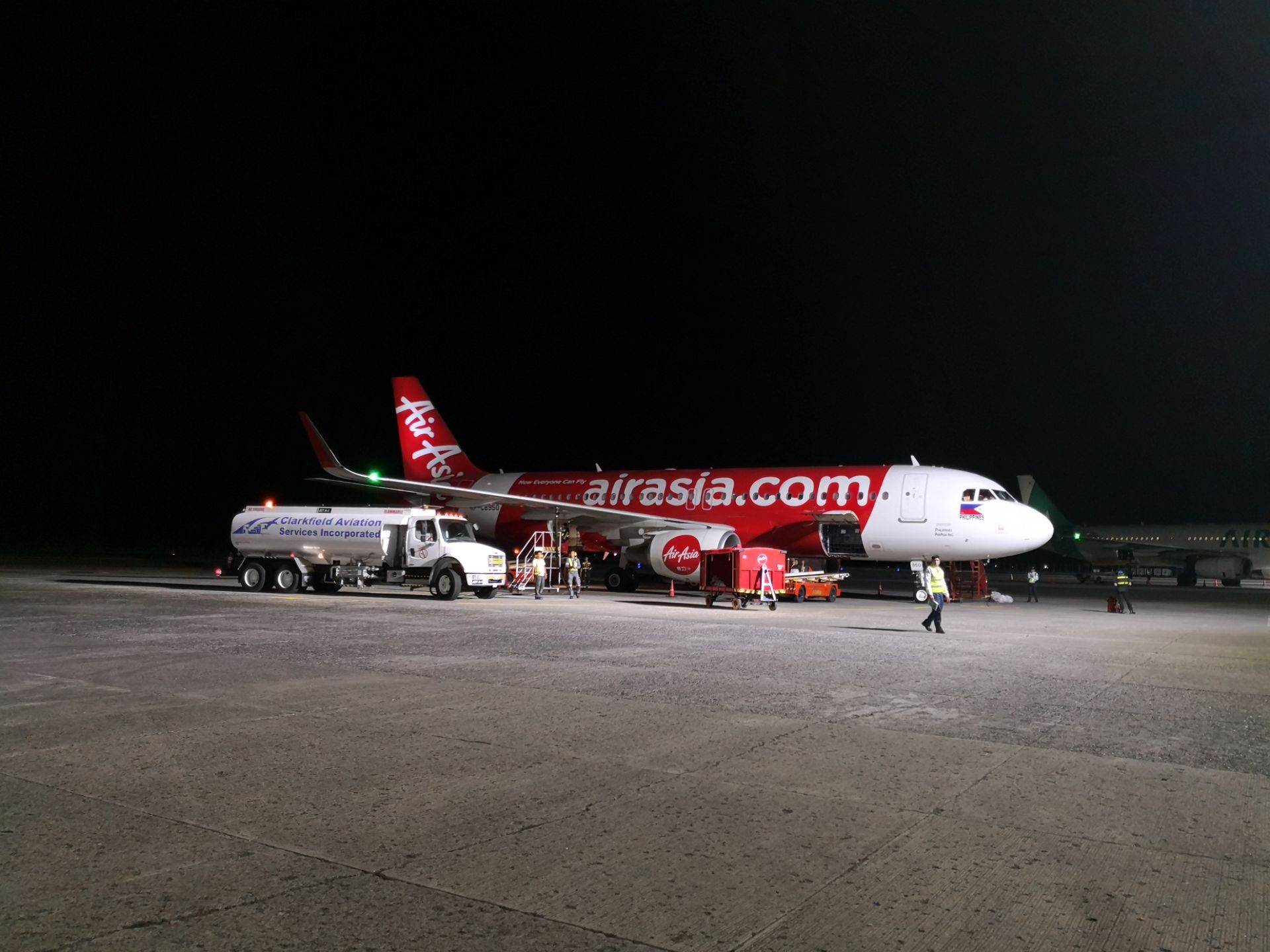 卡利博机场的国际和国内航站楼是分开的.