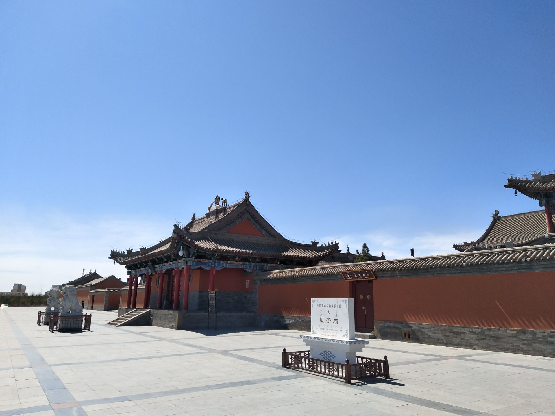 敖包山下是贝子庙,站在敖包山可以俯瞰锡林浩特市区,位于锡林浩特市中