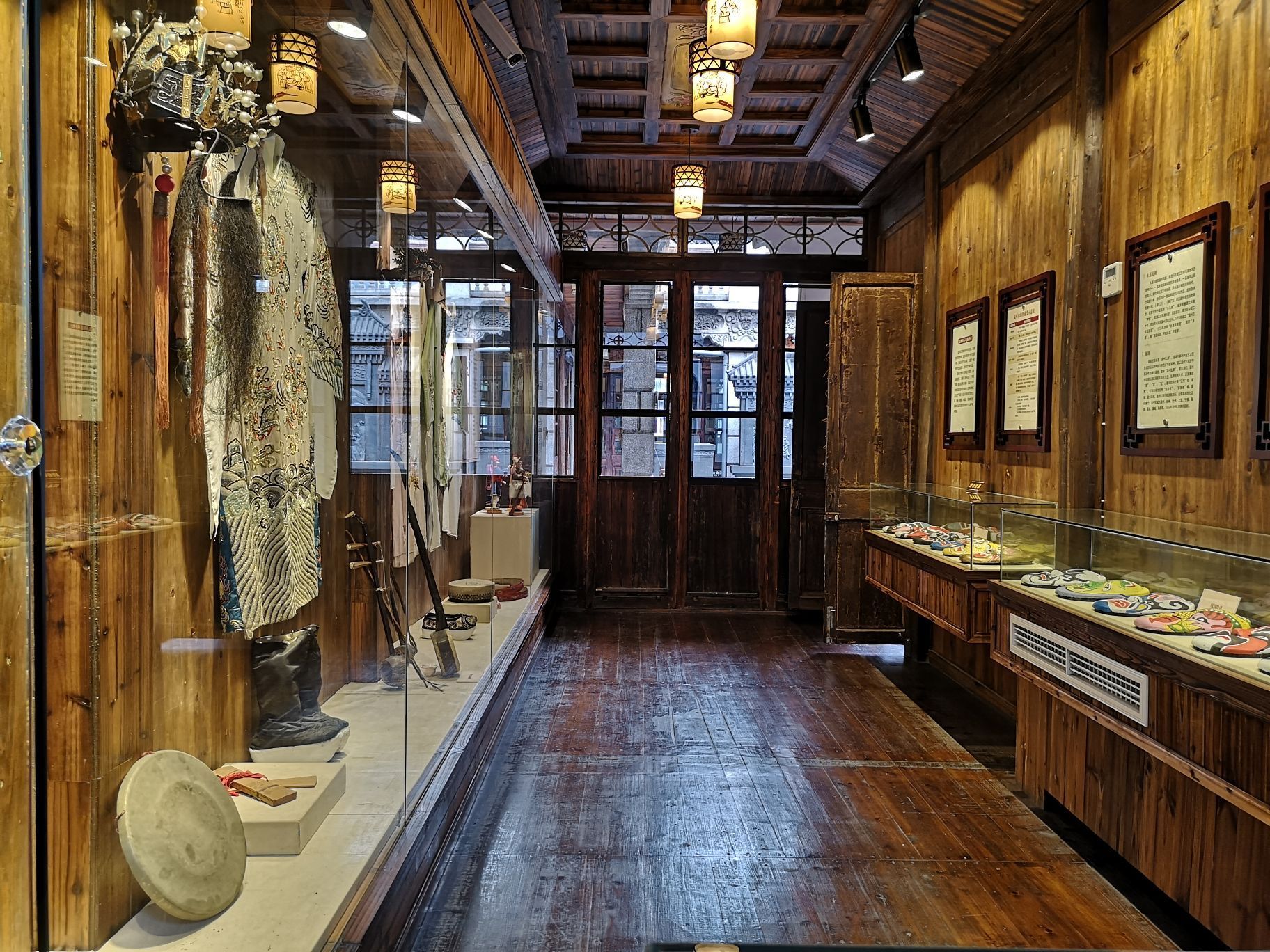 不过这家值得大力推荐,不管是从建筑本身还是展品布置