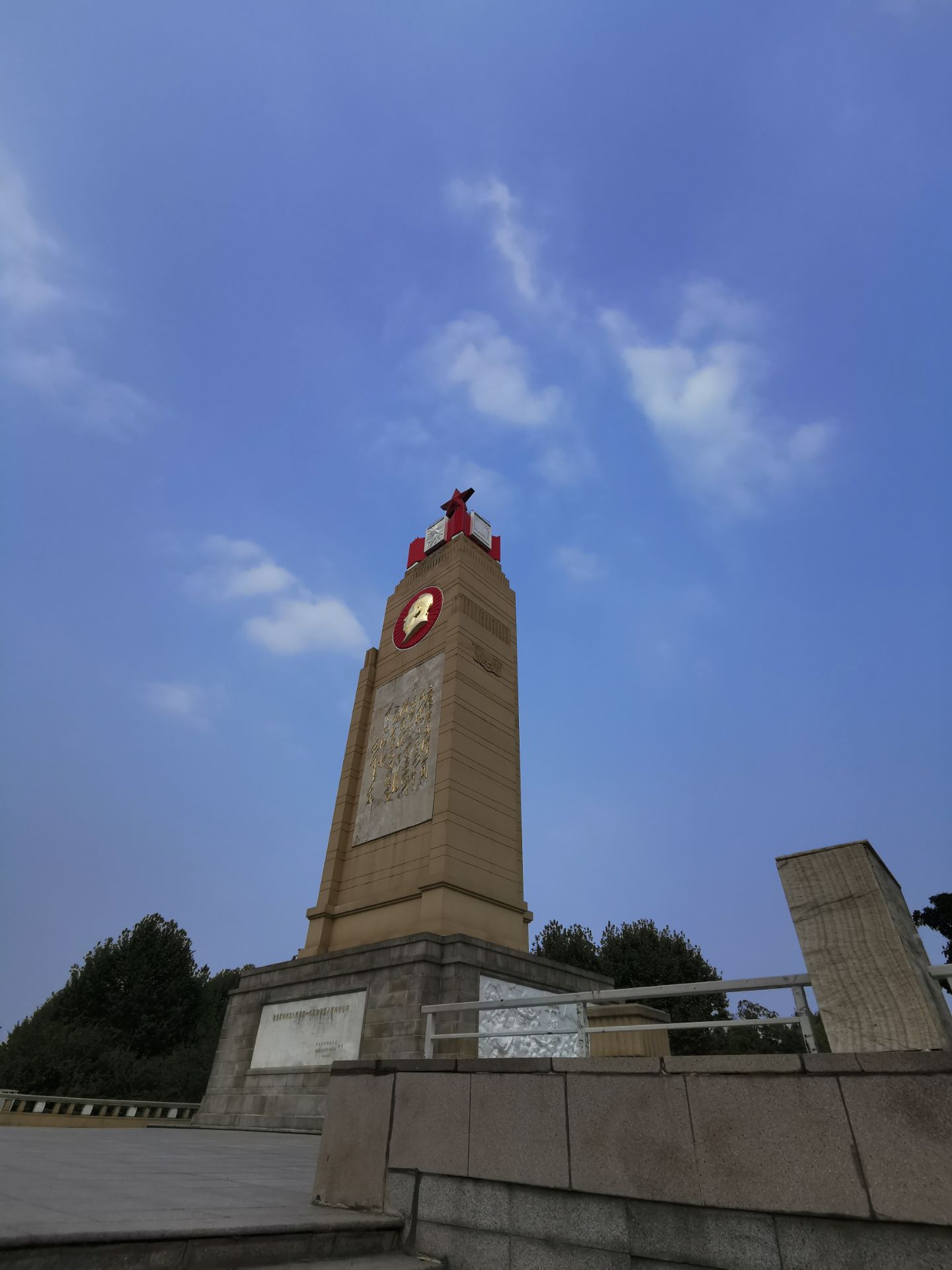 武汉江滩防洪纪念碑图片
