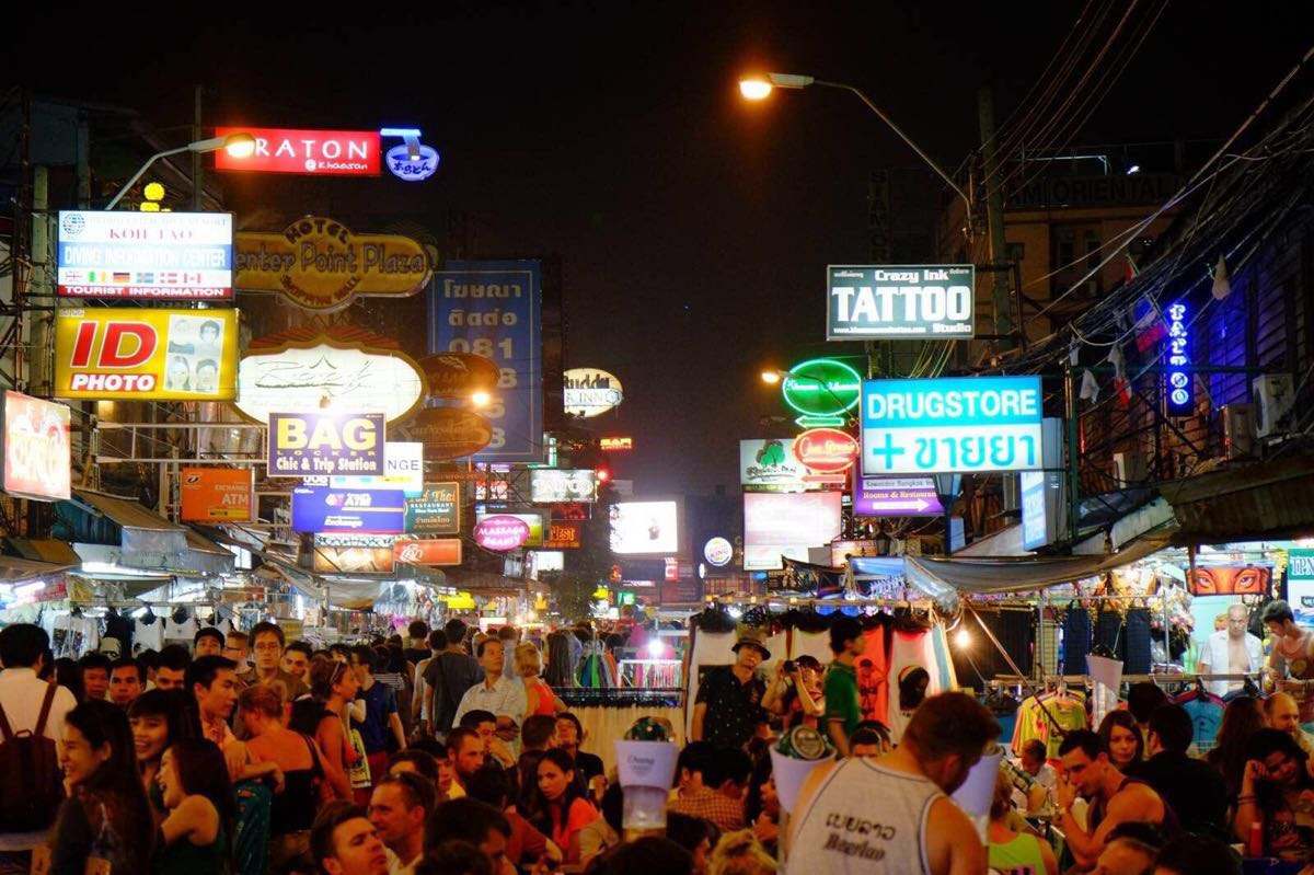 曼谷考山路，这里是全球背包客聚集地，本地人远远少于游客数量