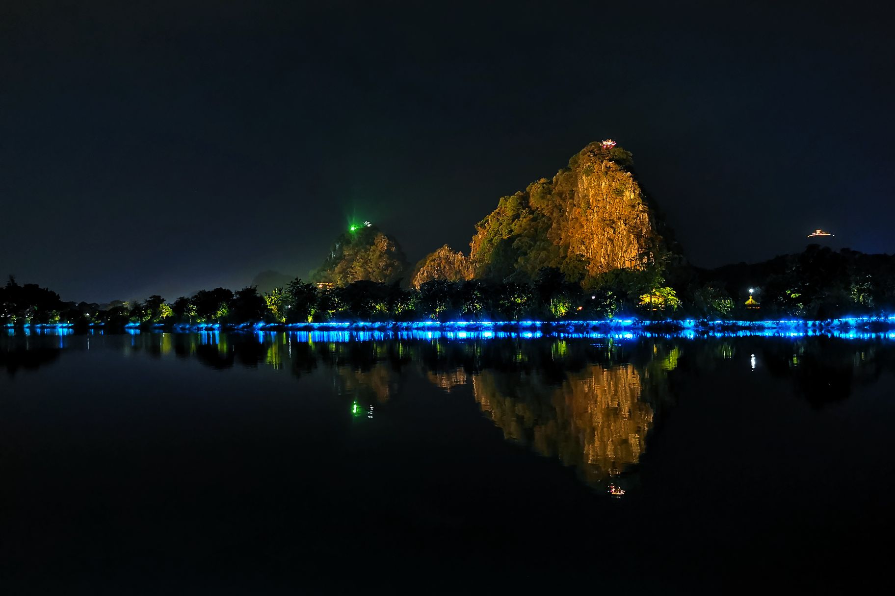 七星岩夜景图片