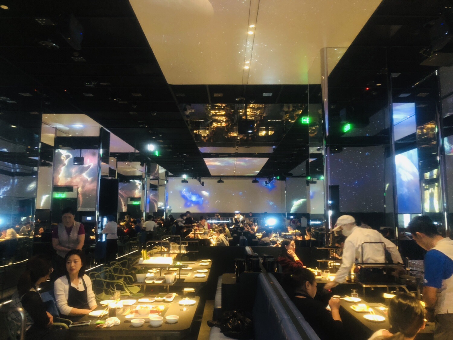 海底捞火锅智慧餐厅(中骏世界城店)
